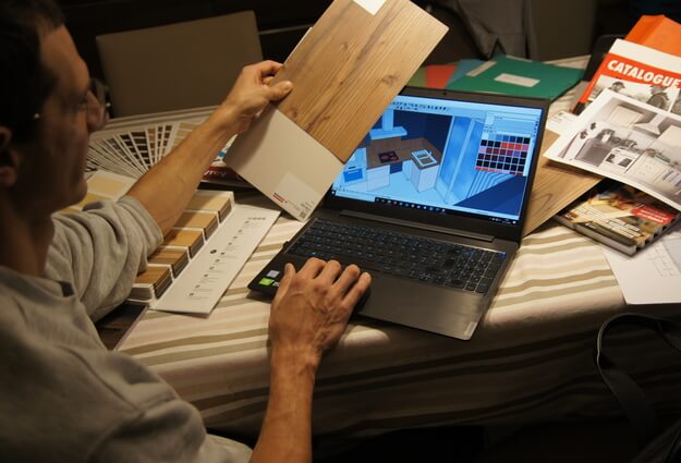 Cédric réalise un plan de cuisine sur son PC - menuisier agenceur avec expérience neuf rénovation