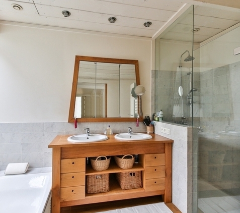 salle de bain avec meuble bois baignoire et douche
