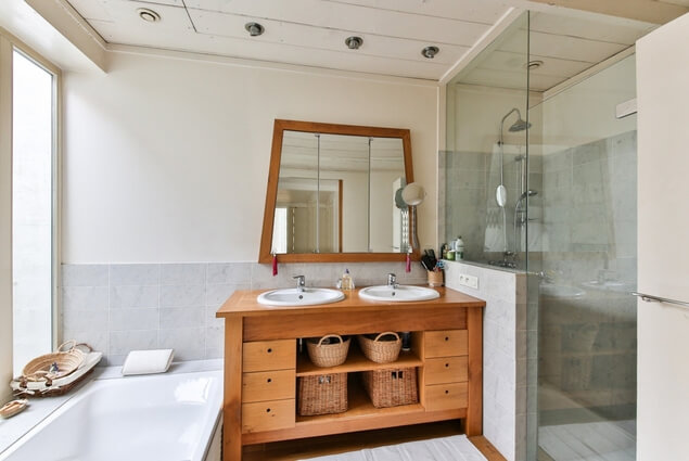 salle de bain avec meuble bois baignoire et douche CedrAgencement menuisier agenceur avec expérience neuf rénovation